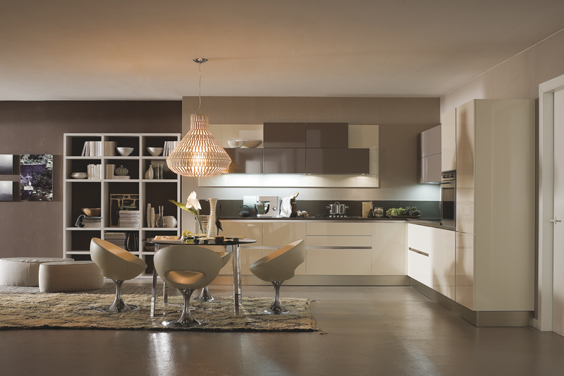 https://www.casa-naturale.com/wp-content/uploads/2013/01/Veneta-Cucine_Carrera.go_Beige-maniglia-lucido-e-marron-nocciola1.jpg