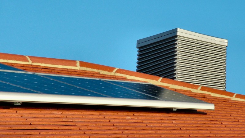 Casa ecosostenibile con pannelli solari sul tetto