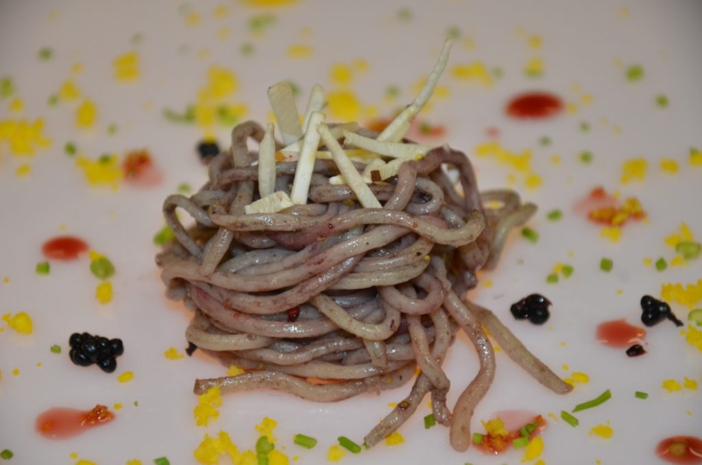 Spagolino de Il Convivio con porcini trifolati, more e parmigiano di uovo di quaglia al pino silvestre di Angelo Troiani