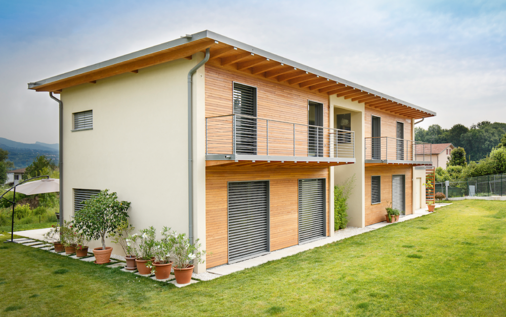 Una casa salubre e in legno sul lago di Varese