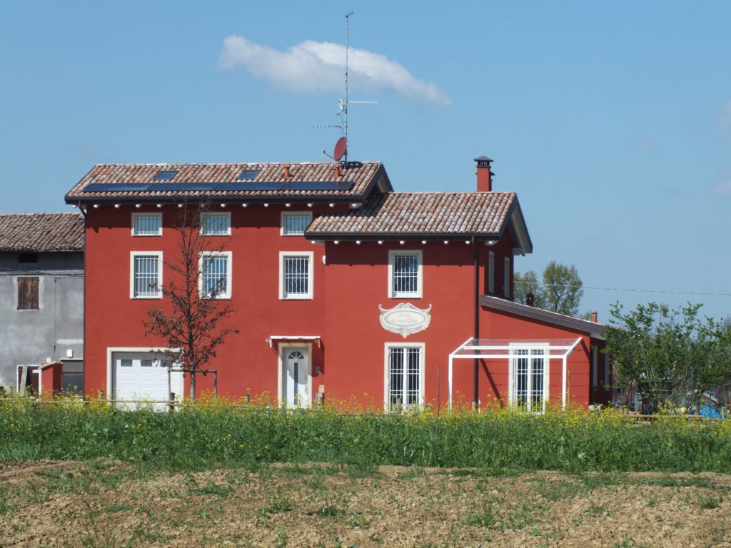 Una casa in campagna alimentata esclusivamente da energie rinnovabili