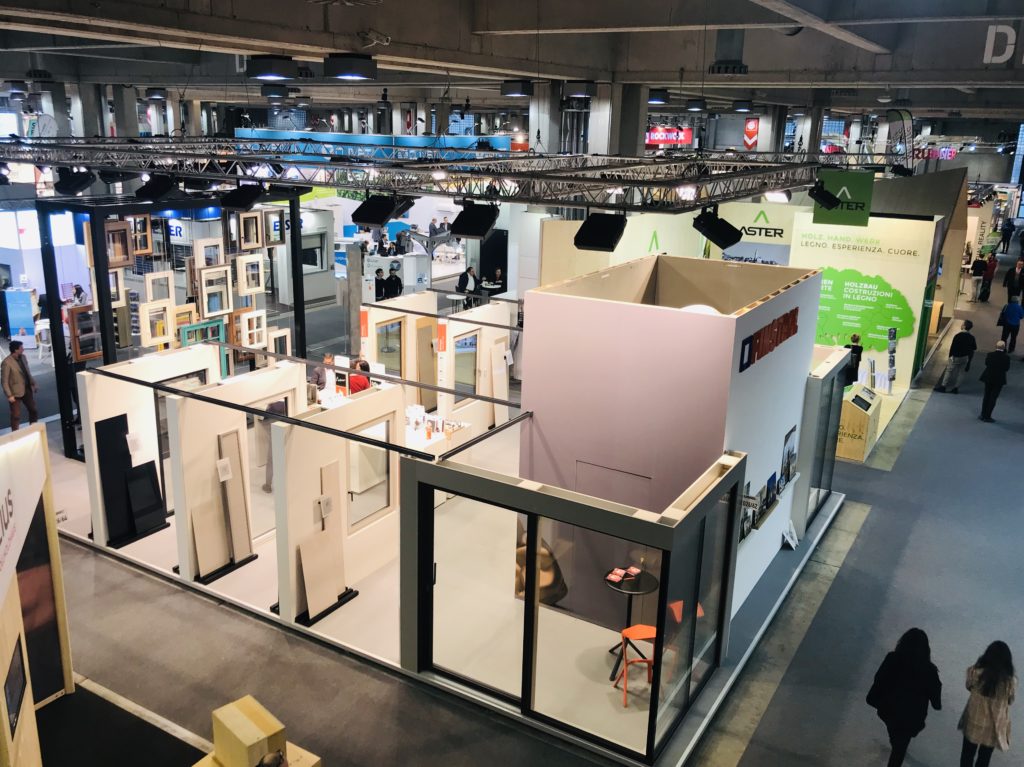 Veduta dell'alto di Klimahouse 2019, con materiali innovativi e soluzioni sostenibili | economia circolare