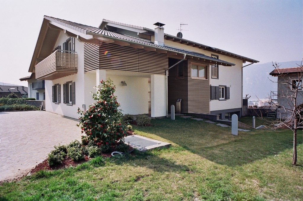 Casa altamente coibentata in legno con prato