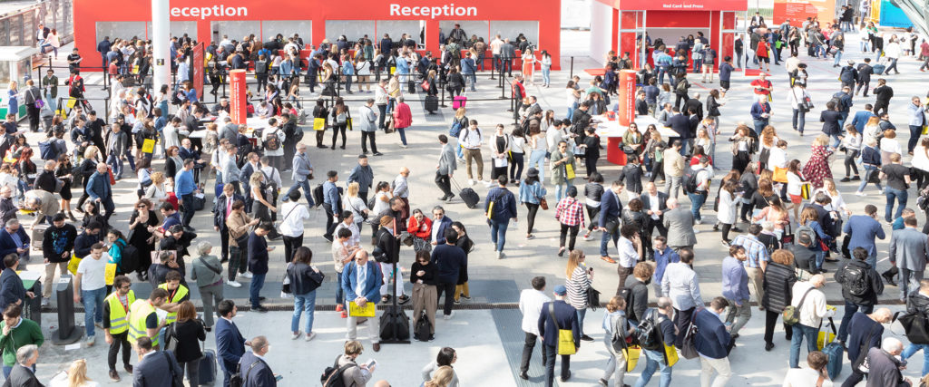 Salone del mobile 2019 | verde fa tendenza | folla di persone