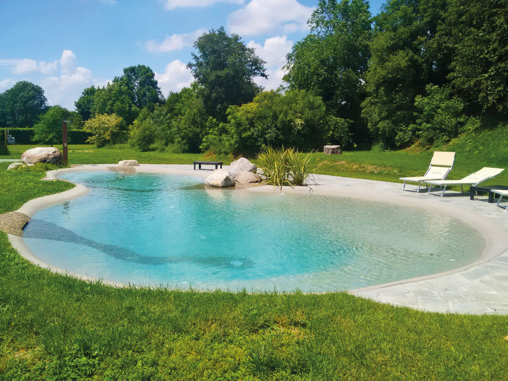 Piscina naturale con rivestimento ecosostenibile di Biodesing