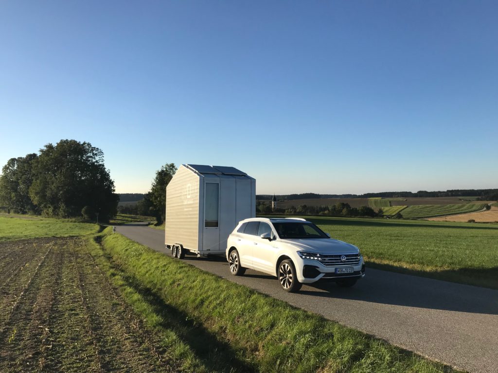 Una tiny house mobile trasportata da un'auto