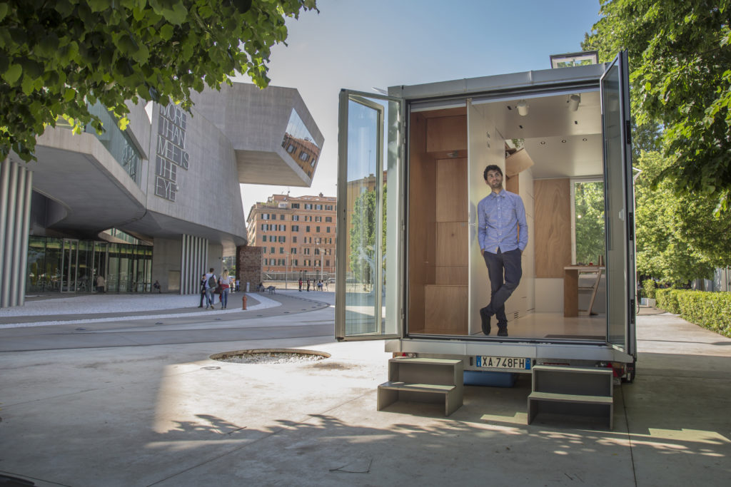 La tiny house mobile di Leonardo di Chiara in città