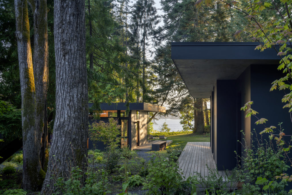 Una casa in legno nel cuore della foresta all'estremo Nord America