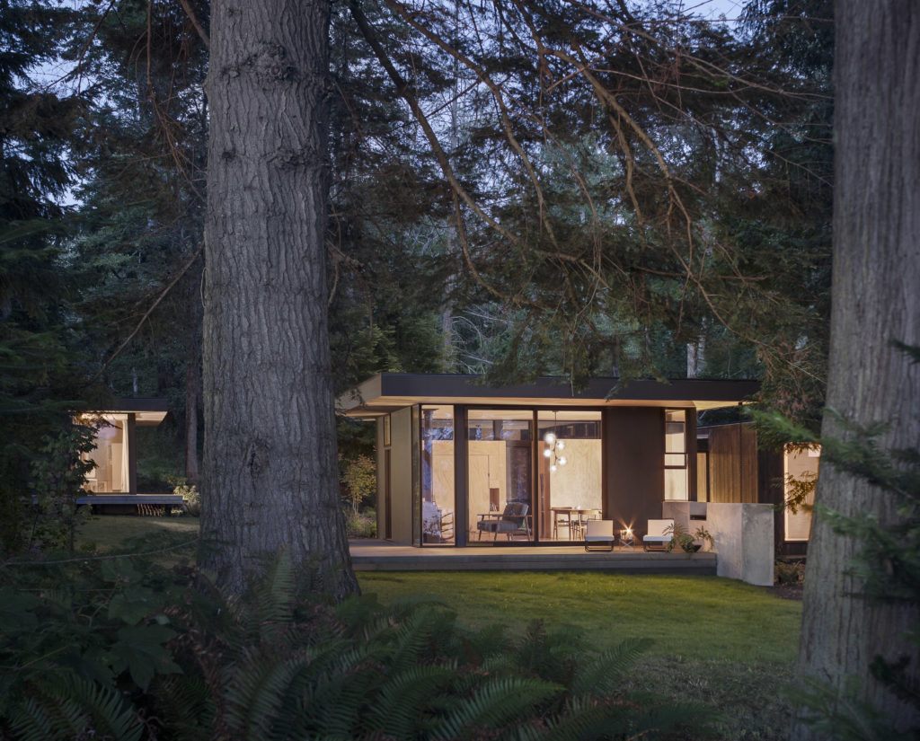 Una casa in legno nel cuore della foresta all'estremo Nord America