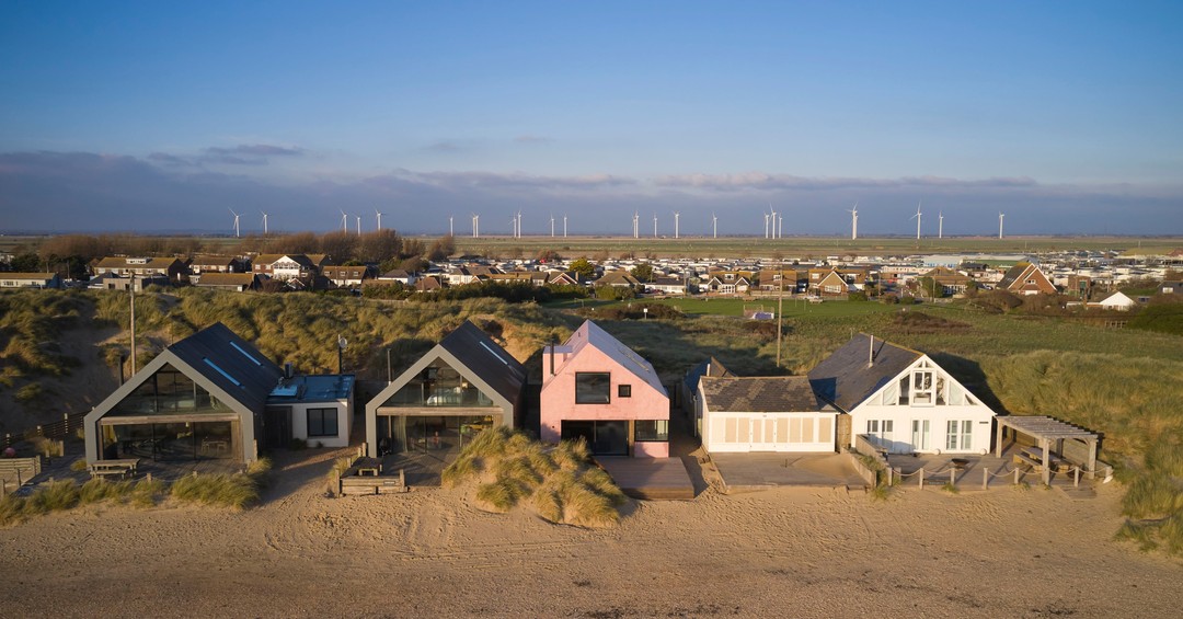 Monolite rosa. Imponente e minimale, affacciata sul mare. Ai confini dell’Inghilterra, una casa rosa si erge come una scultura sulla sabbia, ispirando il dialogo tra spiaggia e ambiente indoor. Lontano dal frastuono cittadino, a un passo dal mare. Suggestiva e affascinante, Camber Sands è una spiaggia di sabbia dell’East Sussex [...]
Leggi l'articolo sul numero di maggio-giugno 2022 in edicola o sul nostro sito (Link in bio)

Con @idealwork_official, @rxarchitects 

#progetto #thinkgreen #interiordesign #edilizia #post