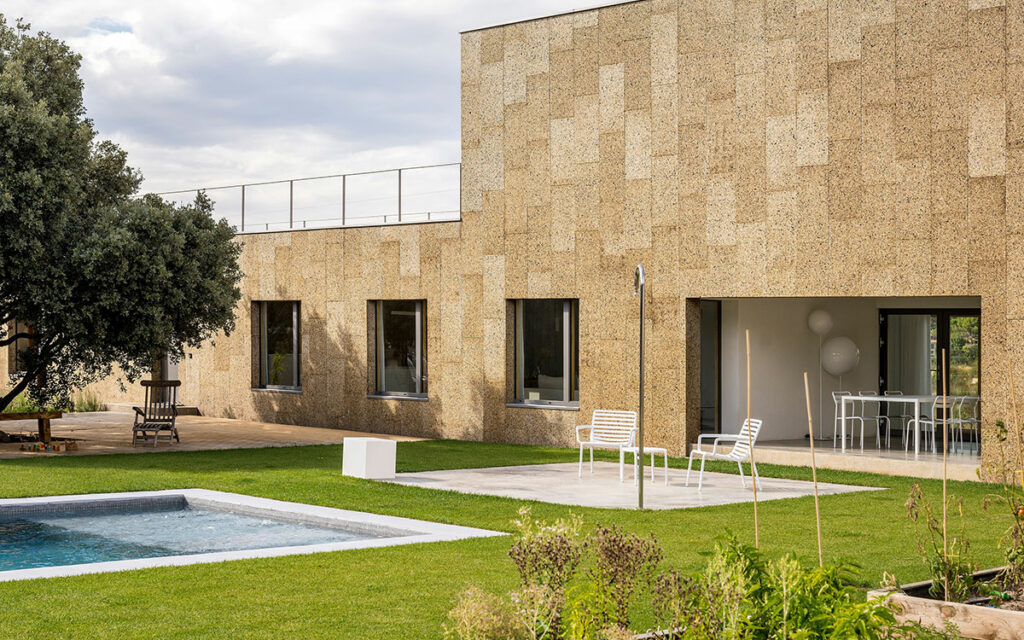 Casa con esterni e interni in sughero