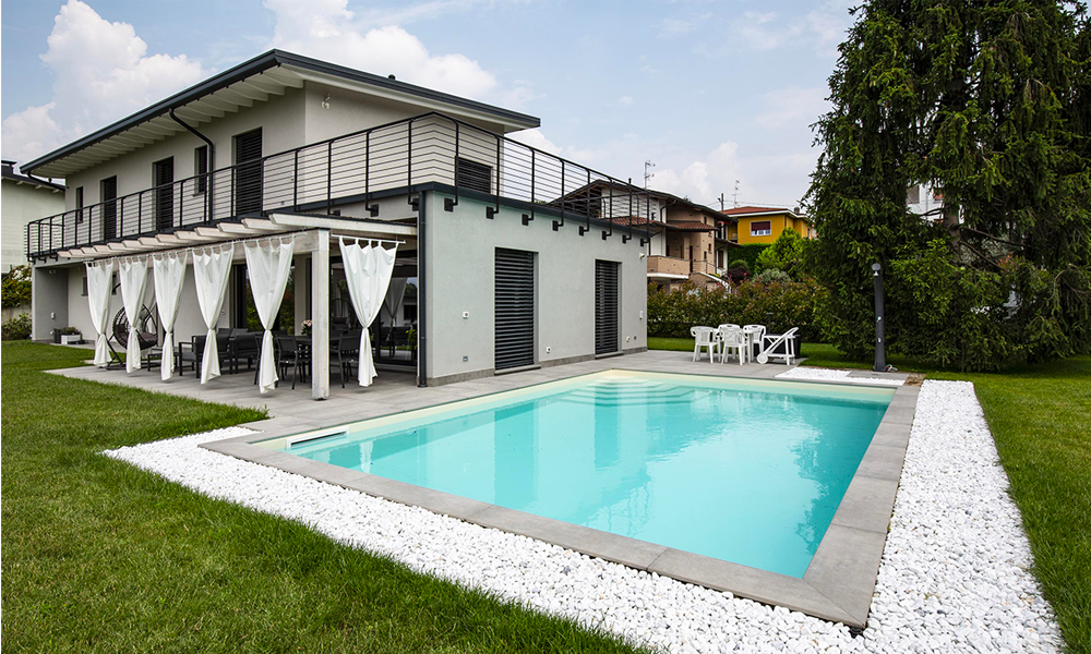 La vista della villa unifamiliare dalla piscina.