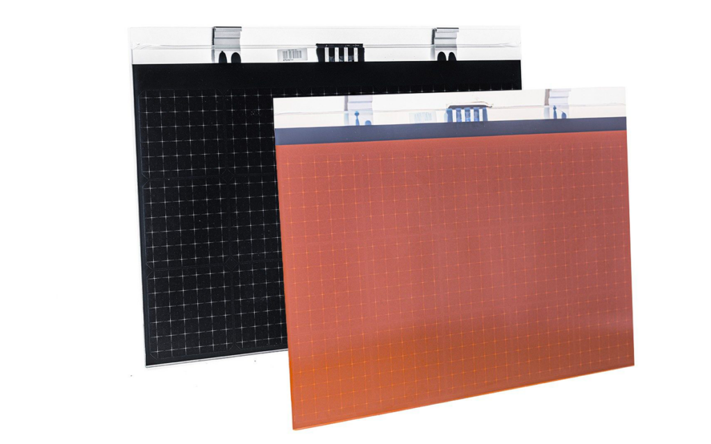 Le due colorazioni disponibili per il pannello fotovoltaico Wevolt X-Roof: nero e terracotta.
