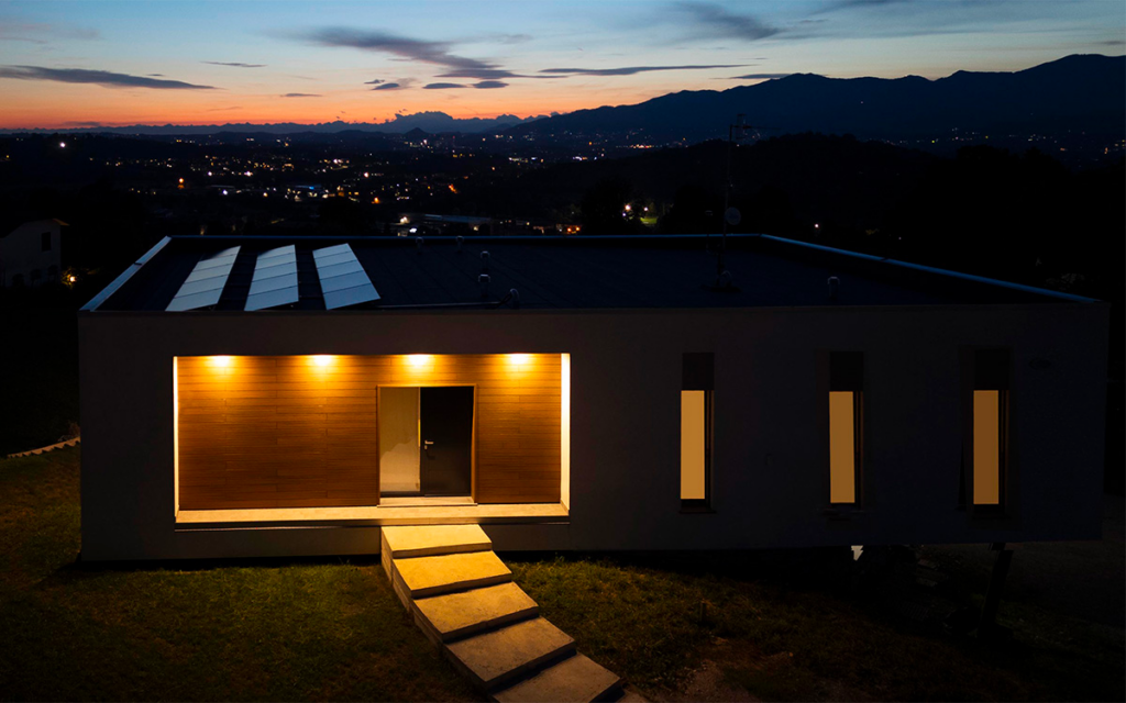 villa unifamiliare in legno: immagine notturna