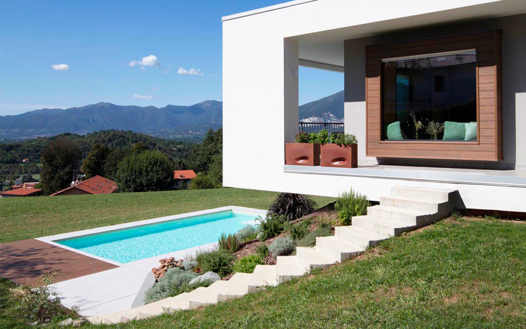 villa unifamiliare in legno marlegno: la scala che conduce in piscina