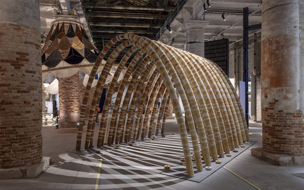 La cappella realizzata da Boonserm Premthada all'Arsenale per la Biennale di architettura di Venezia