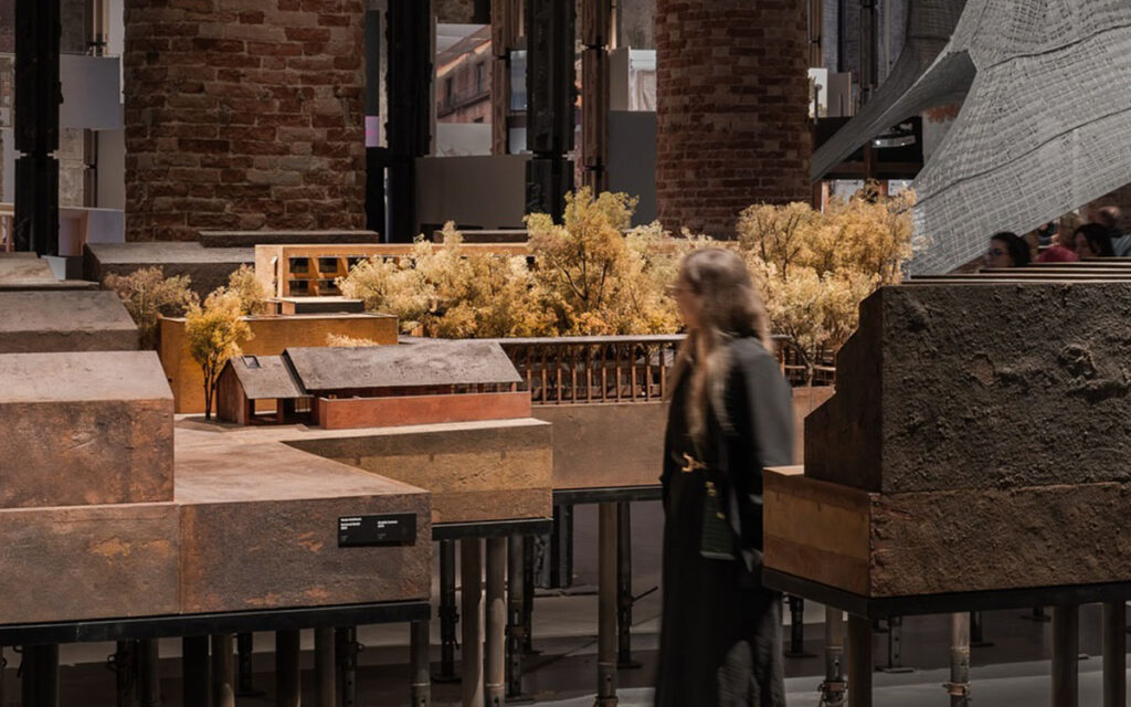 Veduta dell'installazione Revival of Ordinary Trees di Vector Architects alla Biennale di Venezia 2025