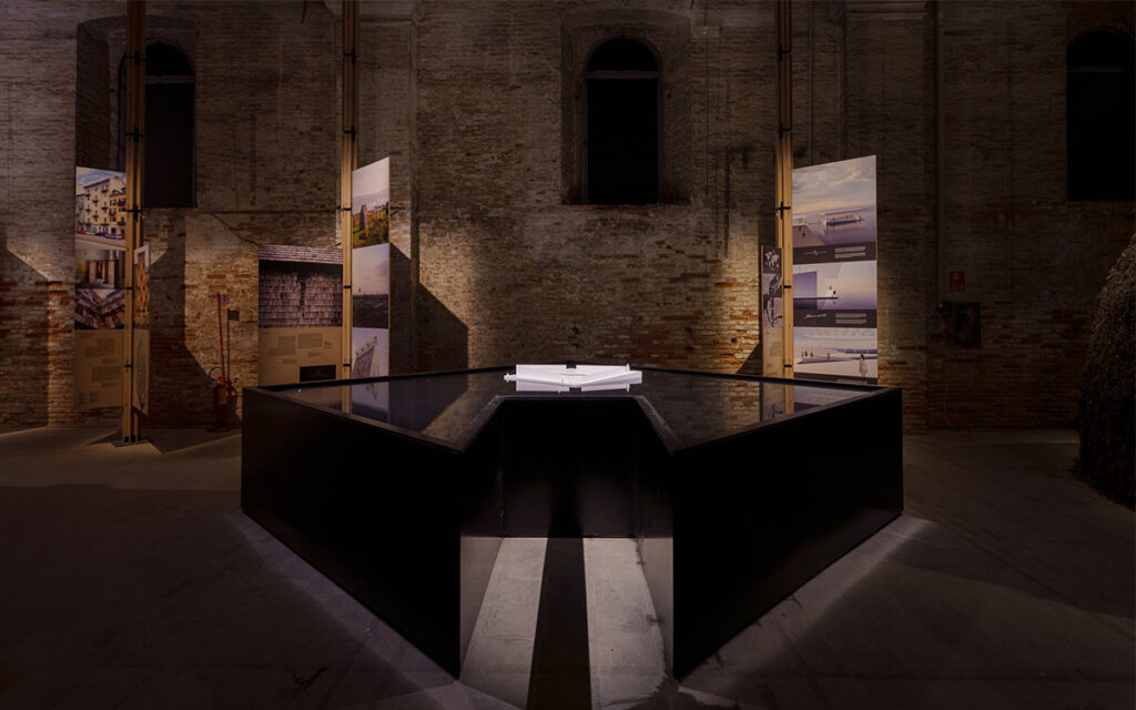 Gli spazi galleggianti di AquaPraça, il progetto presentato alla Biennale di Venezia 2025 da CRA-Carlo Ratti Associati, insieme a Eric Höweler e J. Meejin Yoo