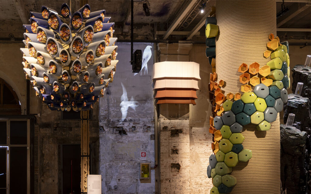 Elementi dell'esperienza interattiva proposta da Studio Gang alla Biennale 2025 con The Linving Orders of Venice