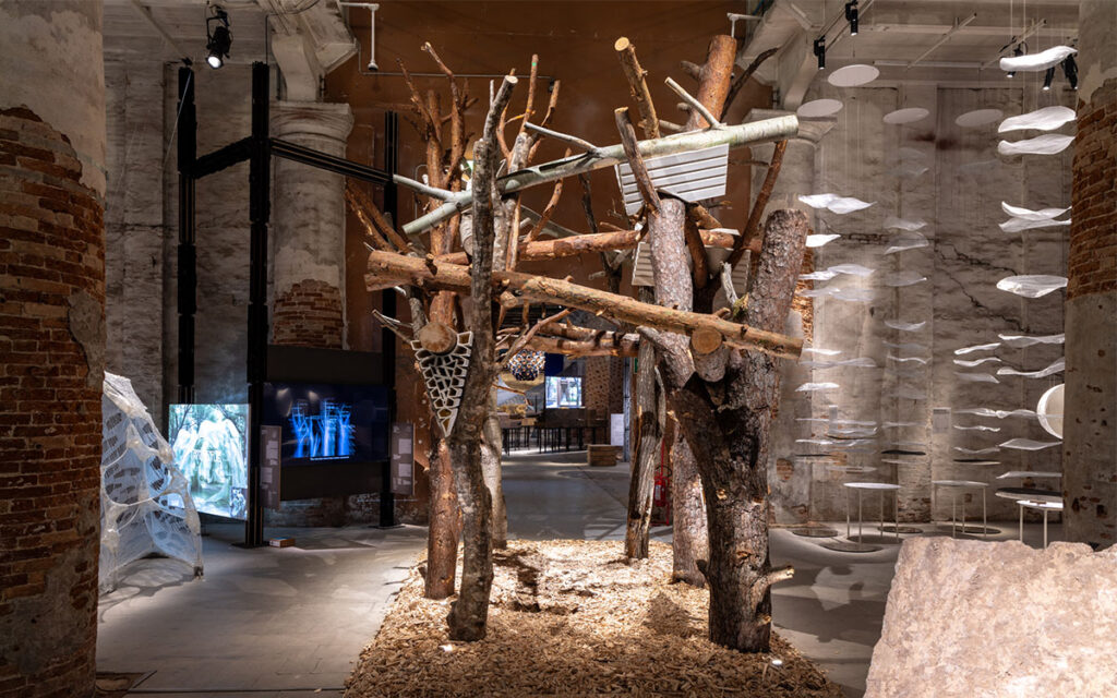 Gli elementi in legno che caratterizzano l'installazione Domino 3.0: Generated Living Structure alla Biennale 2025