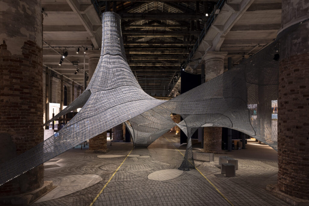 La struttura tessile Necto presentata all'Arsenale in occasione della Biennale 2025