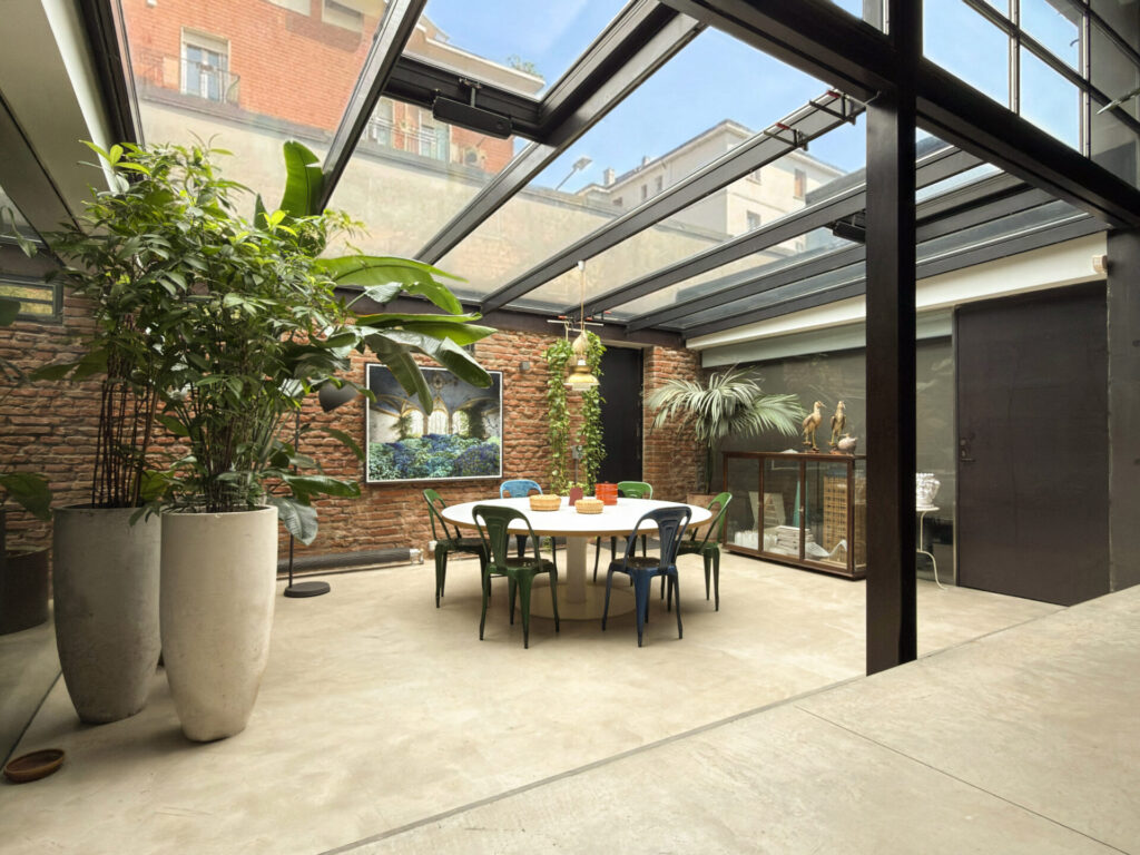 Un grande giardino interno con cucina