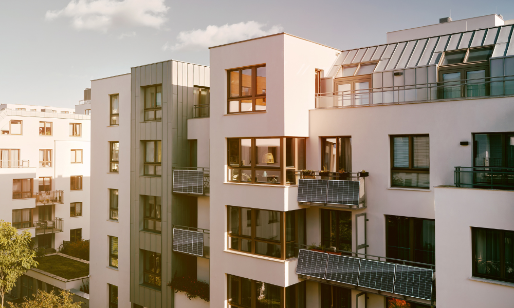 Edificio con piccoli pannelli solari