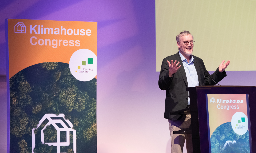 Esperto sul palco mentre parla al congresso Klimahouse davanti al pubblico