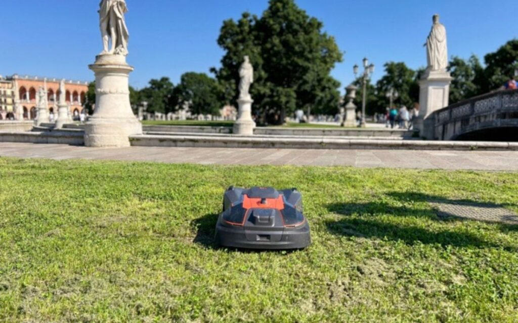 Un robot tagliaerba impegnato nella manutenzione del verde urbano